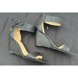 Chinese Laundry Mary Jane Heels Womens Sz 10 Black Strap Zip Tie Gold